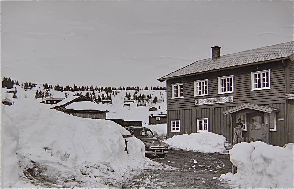 Engene Fjellstue 1965 med en tidsriktig Pobeda parkert utenfor.